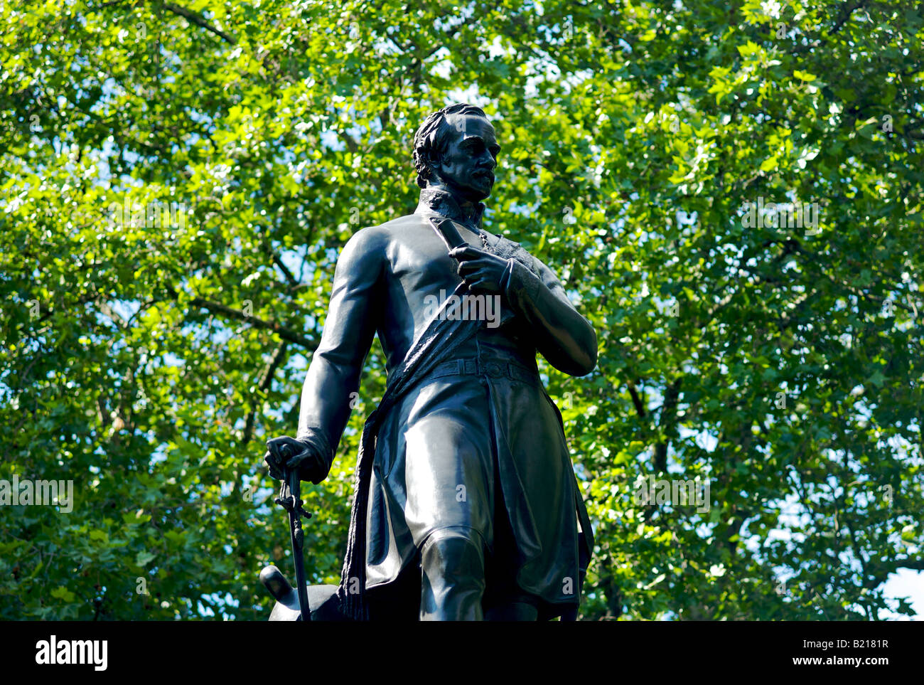 Statue von General Sir James Outram entworfen im Jahre 1871 von Matthew Noble in Victoria Embankment Gardens in London UK Stockfoto