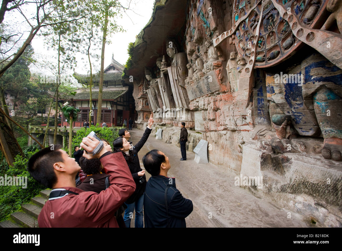 Tourist Fotos Anicca Gott des Schicksals hält Rad des Lebens Felsschnitzereien Berg Baoding China Stockfoto