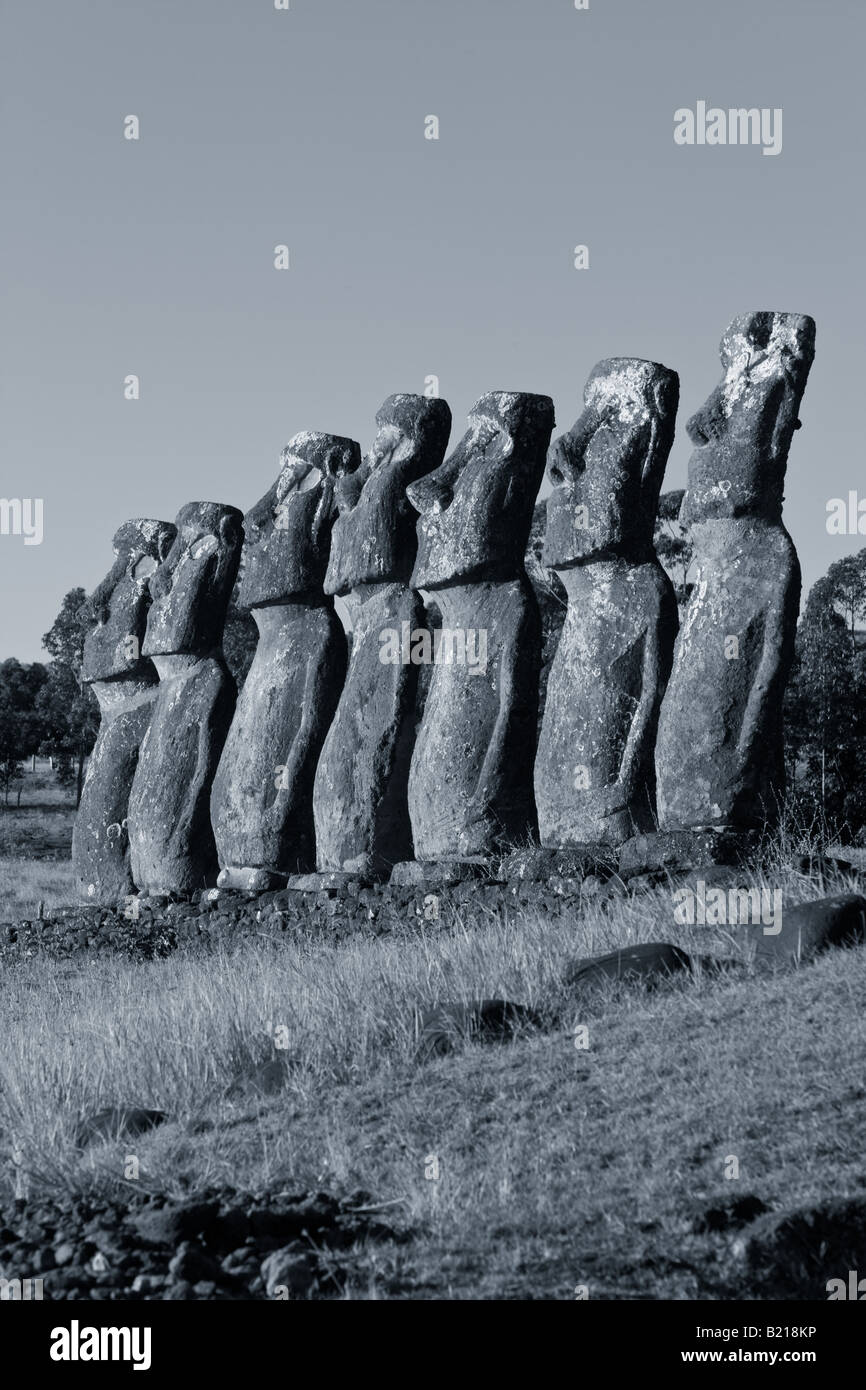 Südamerika Chile Rapa Nui Osterinsel Reihe von steinernen Moai Statuen am Ahu Akivi Stockfoto