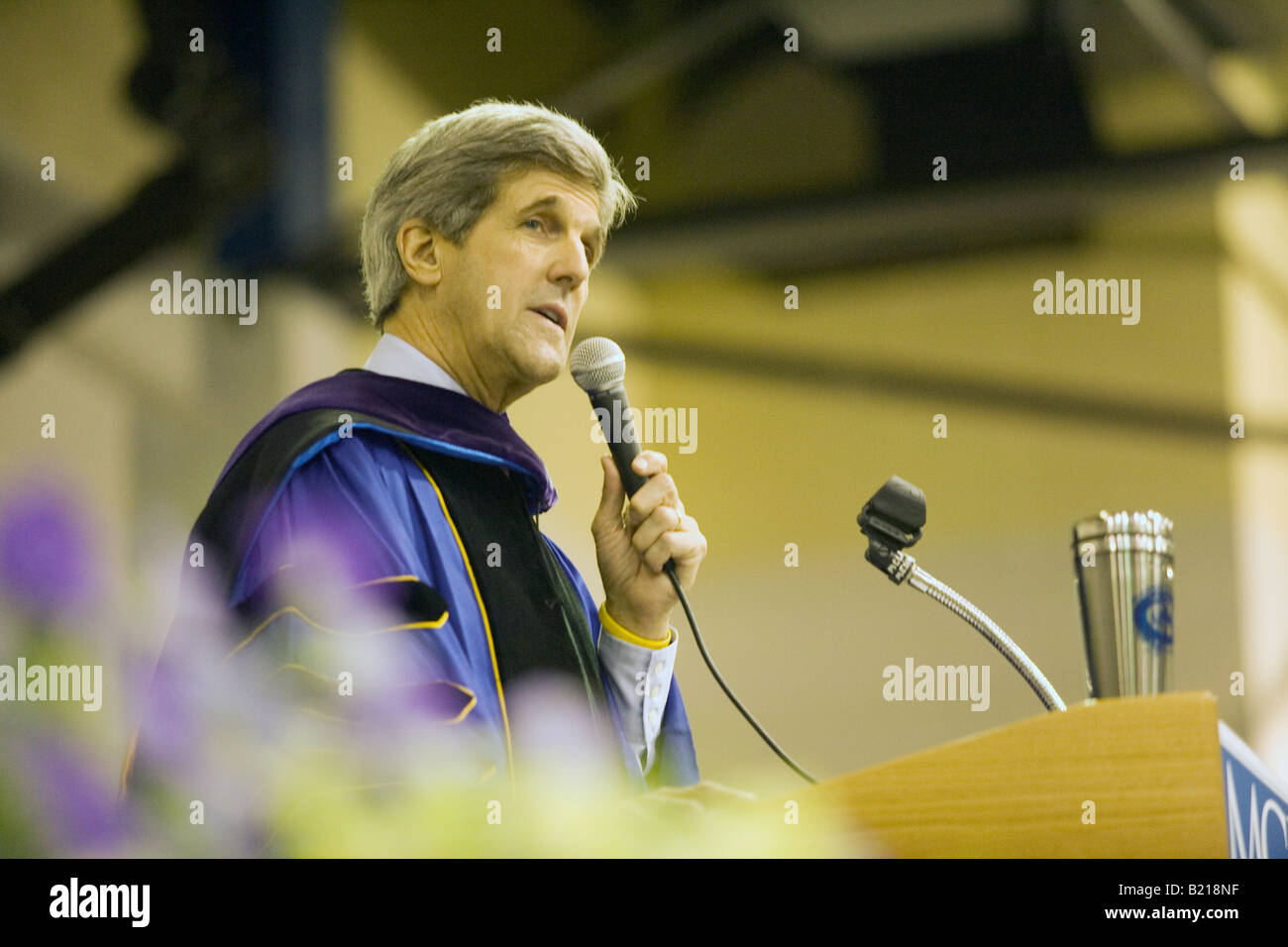 US-Senator John Kerry an der Masse College of Liberal Arts in North Adams MA 2008 sprechen und erhält Ehrendoktorwürde Stockfoto
