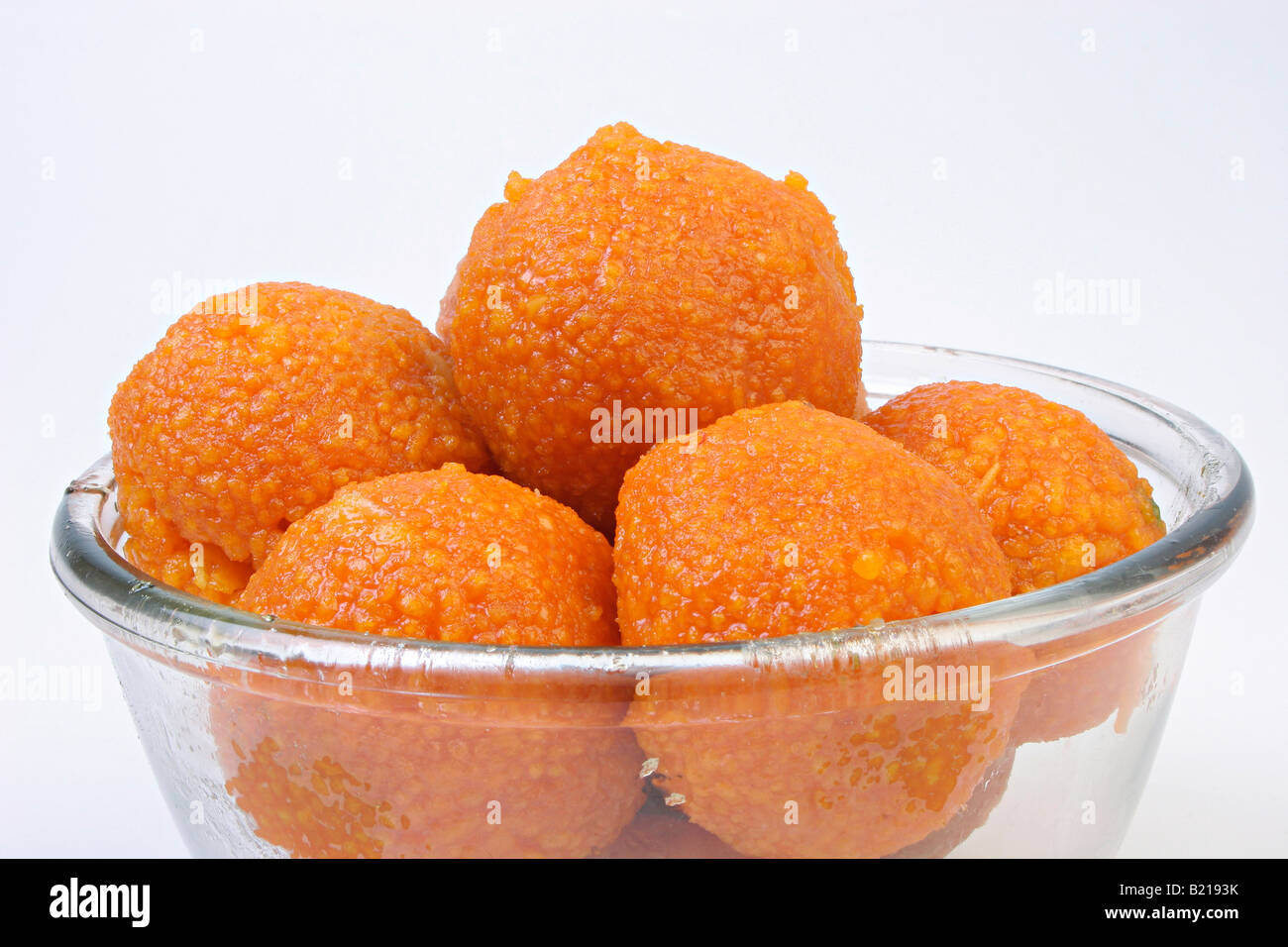 Schüssel voller MotiChur Laddu, eine indische Süßigkeiten. Stockfoto