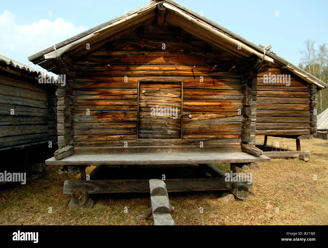 Sami aus Holz Lagerung wirft ein Bestandteil der traditionellen Sami-Website unter Lappstaden, Nordschweden. Stockfoto