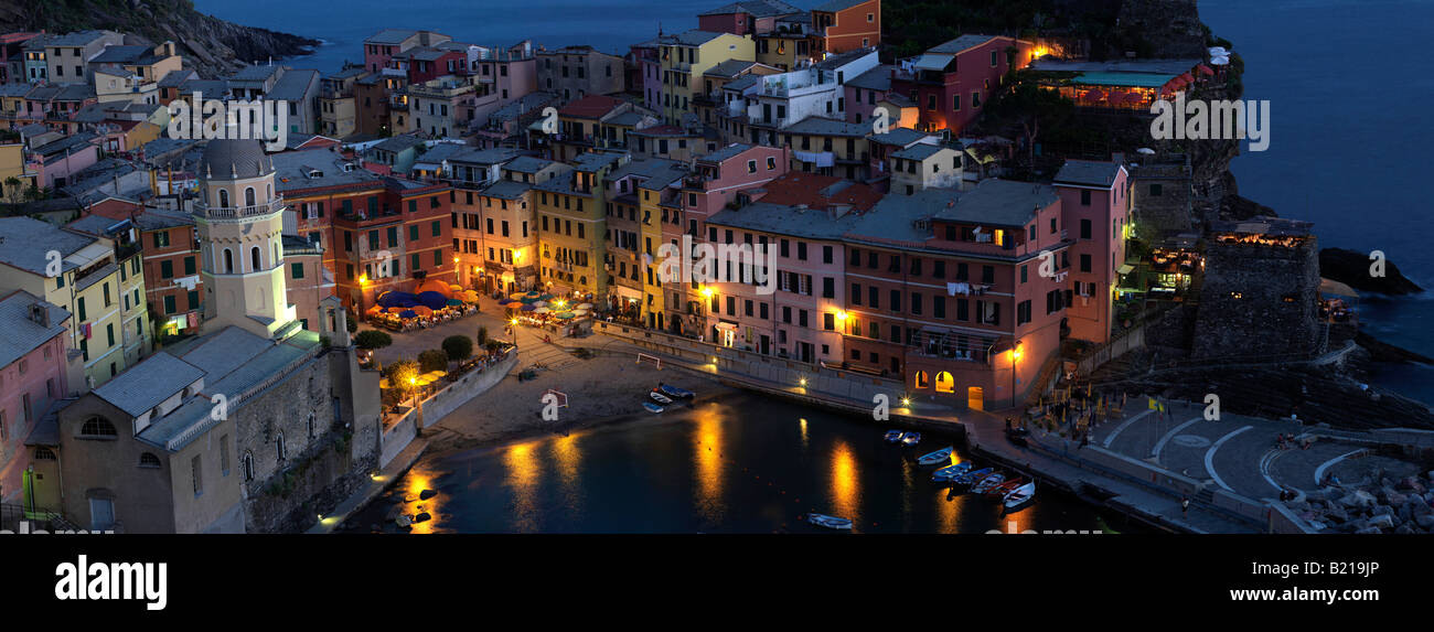 Vernazza bei Dämmerung, Cinque Terre, Ligurien, Italien. Stockfoto