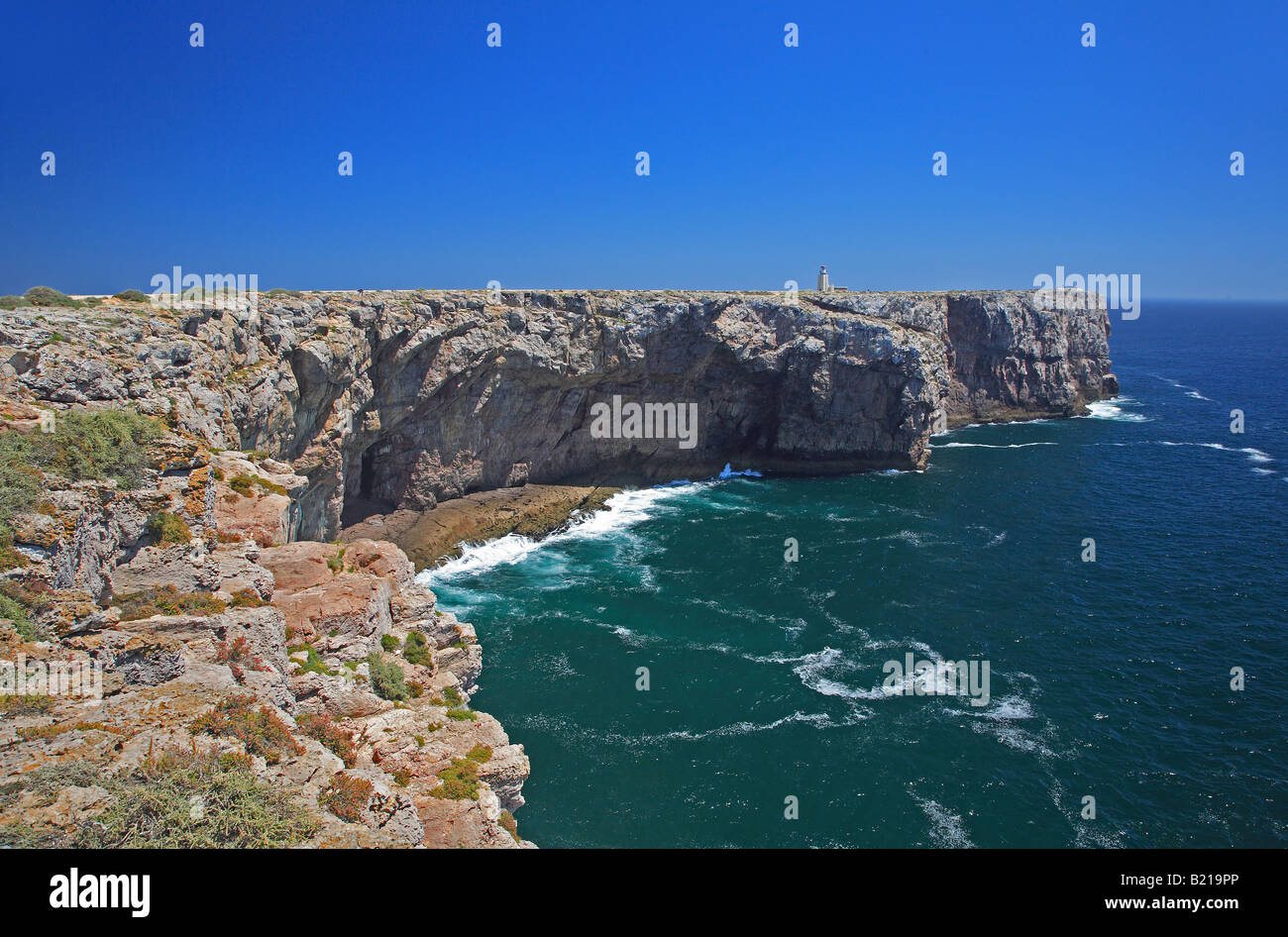 Leuchtturm auf einer Klippe am Fortaleza de Sagres, Portugal Stockfoto