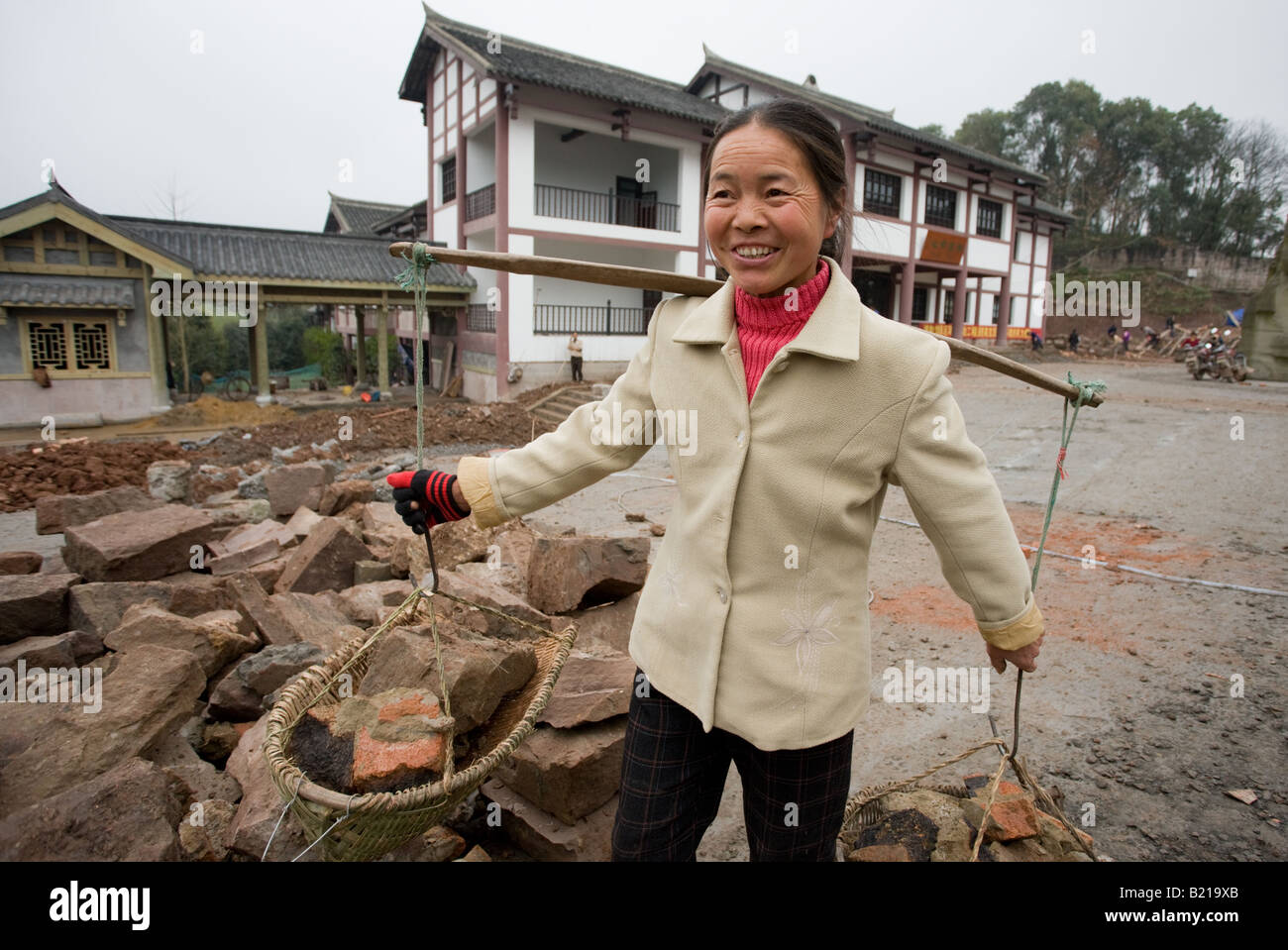 Frau bei der Arbeit bauen neue Touristenzentrum Dazu Rock Carvings montieren Baoding Chongqing China Stockfoto