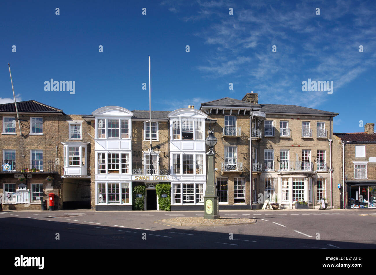 Southwold Rathaus & Swan Hotel auf der Hauptstraße an einem schönen Sommertag an der Küste von Suffolk Stockfoto