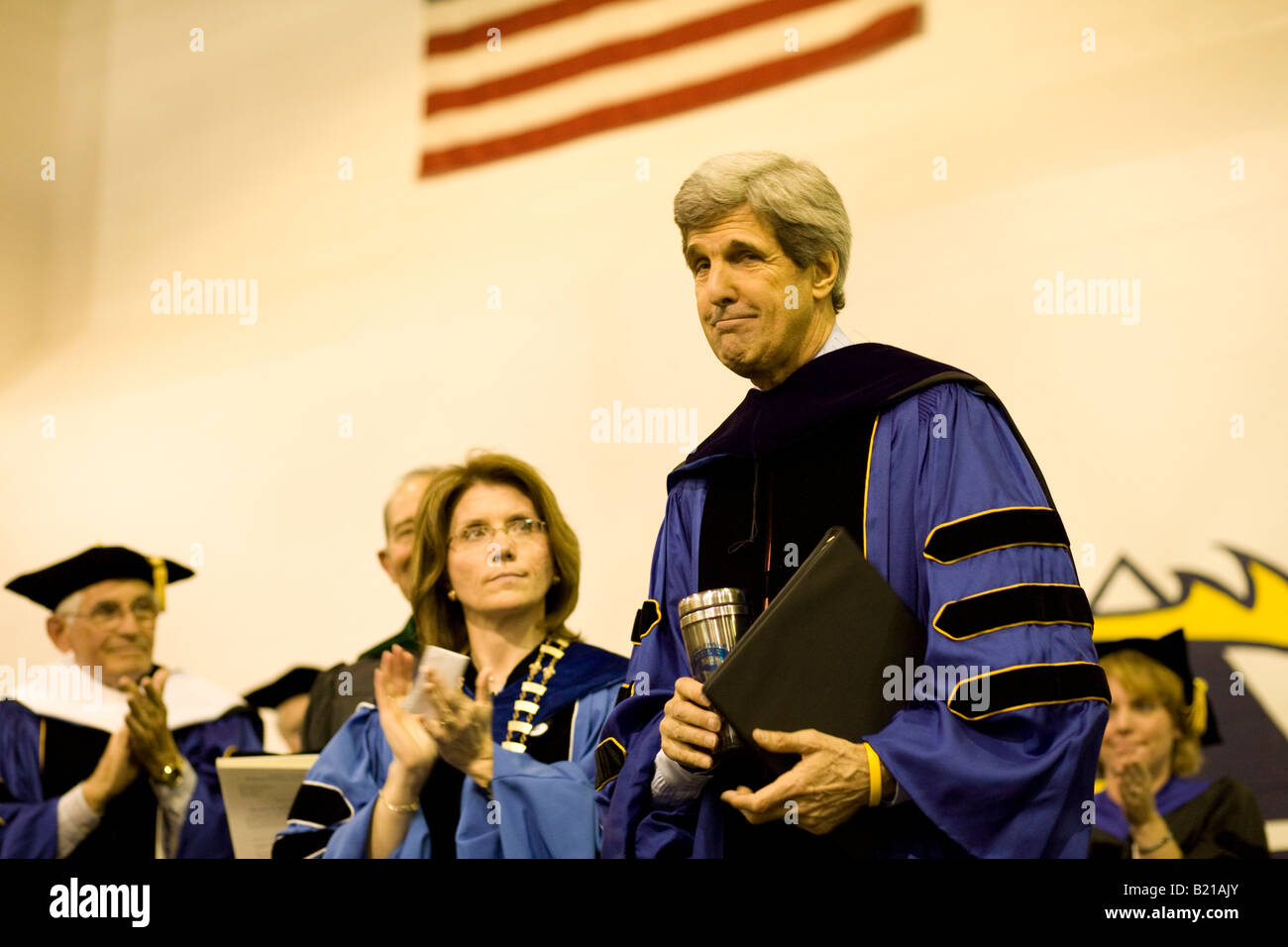 US Senator John Kerry in der Masse College of Liberal Arts in North Adams MA 2008 erhält Ehrendoktorwürde Stockfoto