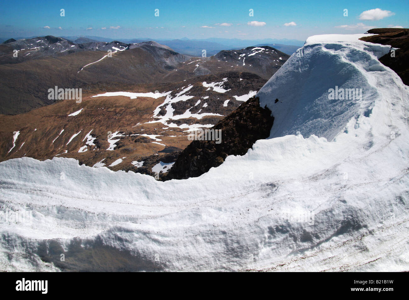 Schnee an der Spitze eines Berges im Frühjahr Stockfoto
