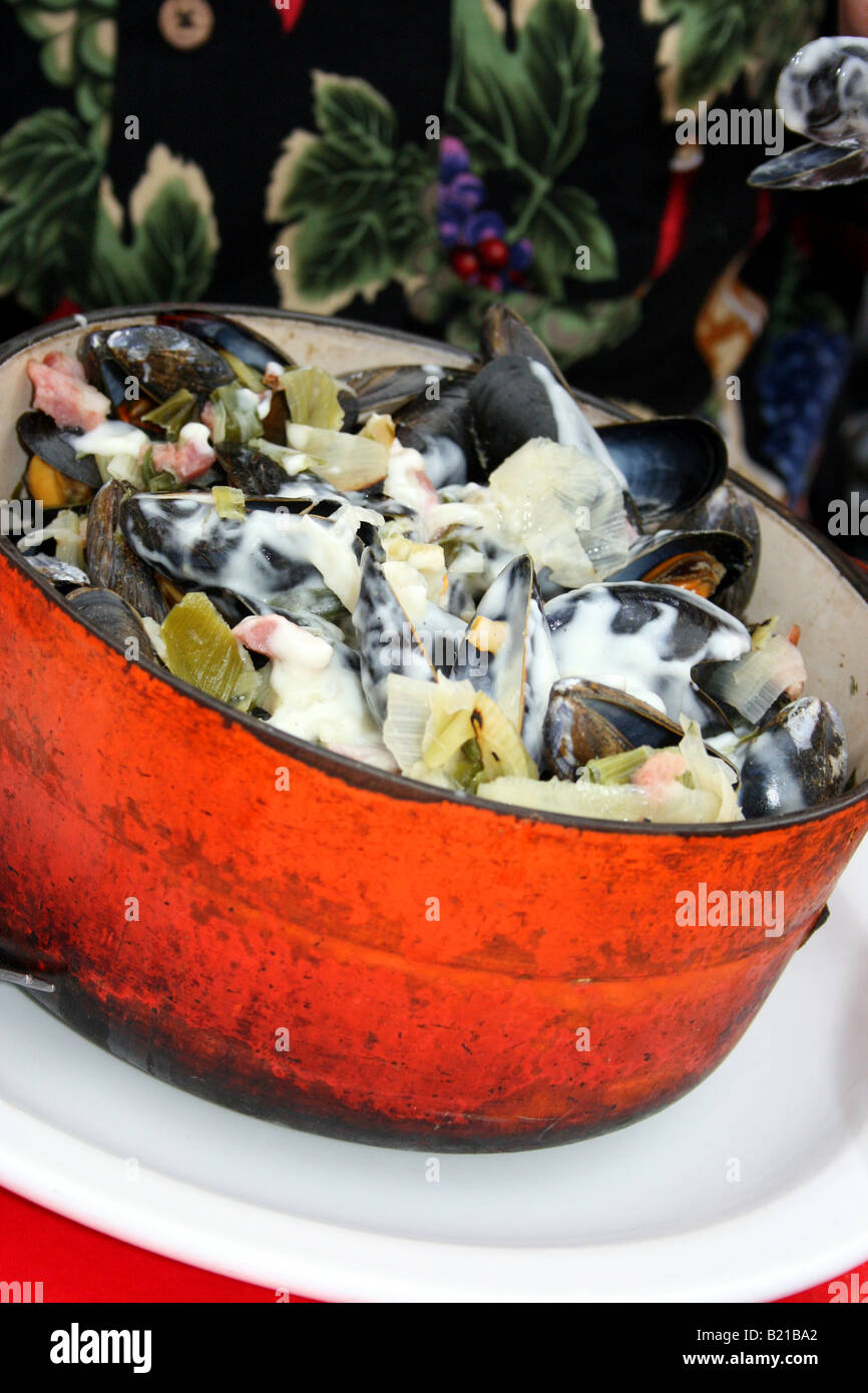 Schüssel mit Moules Mariniere in einem Restaurant in Troyes, Frankreich Stockfoto