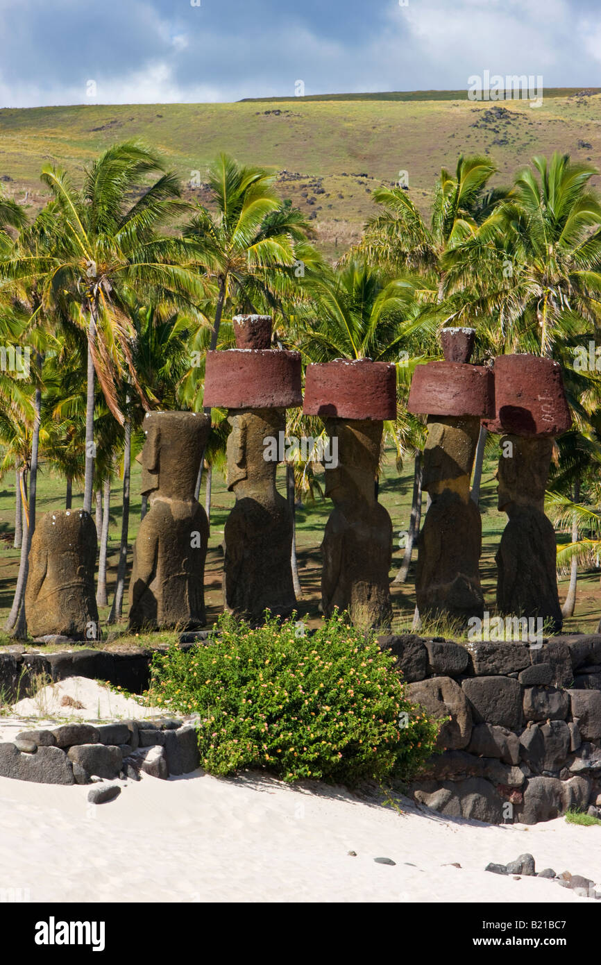 Südamerika Chile Rapa Nui Isla de Pascua Osterinsel Anakena beach monolithische riesigen steinerne Moai Statuen des Ahu Nau Nau Stockfoto