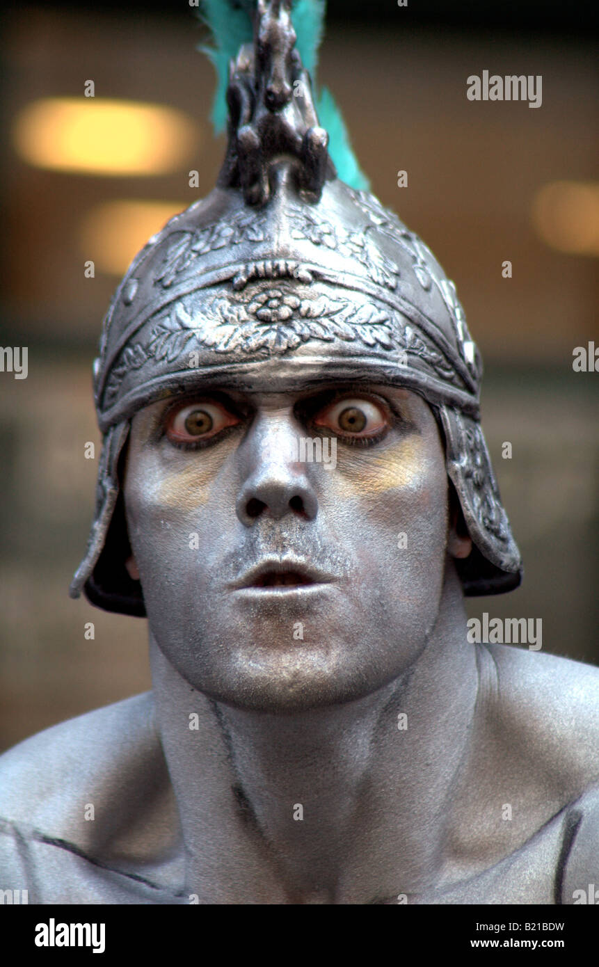 A Street Performer gekleidet wie ein Roman Centurion Massen im Londoner Covent Garden unterhält. Stockfoto