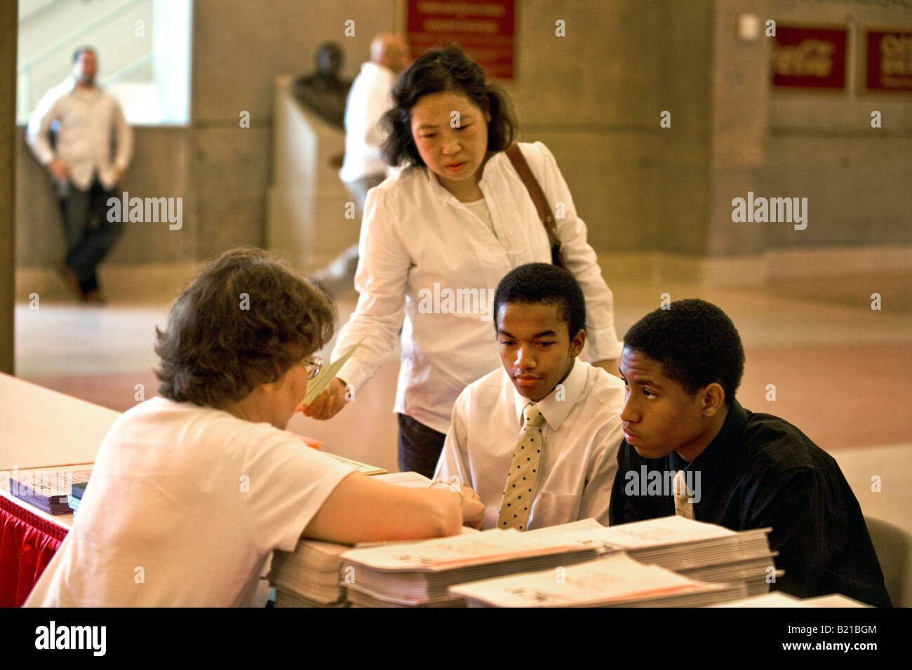 Ratsuchenden, an welcher Hochschule besuchen zwei afroamerikanischen Schülerinnen und Schüler an einem College-Messe in Los Angeles einchecken Stockfoto