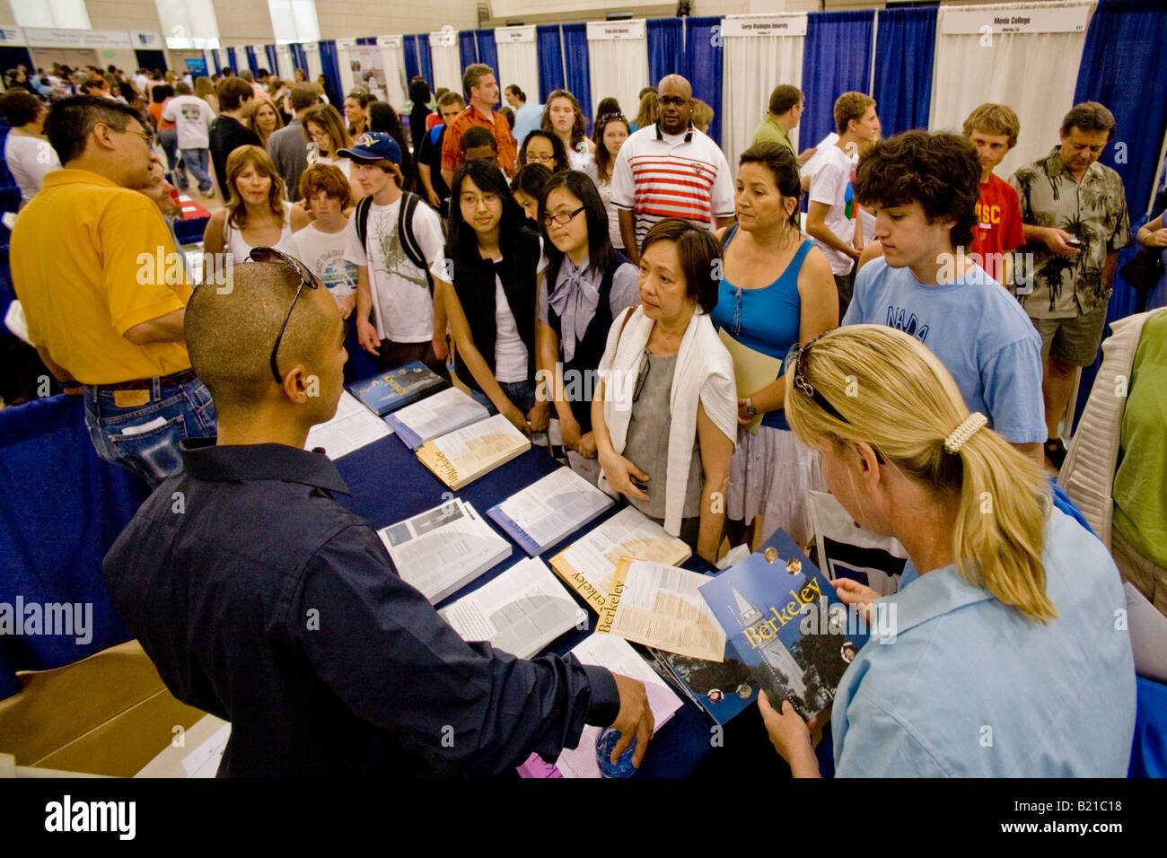 Vertreter von der University of California in Berkeley beraten Schülerinnen und Schüler und ihre Eltern am College Messe in LA Stockfoto