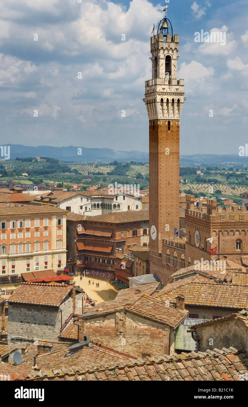 Blick auf den Torre del Mangia in Piazza Il Campo Siena vom Dom entfernt Stockfoto