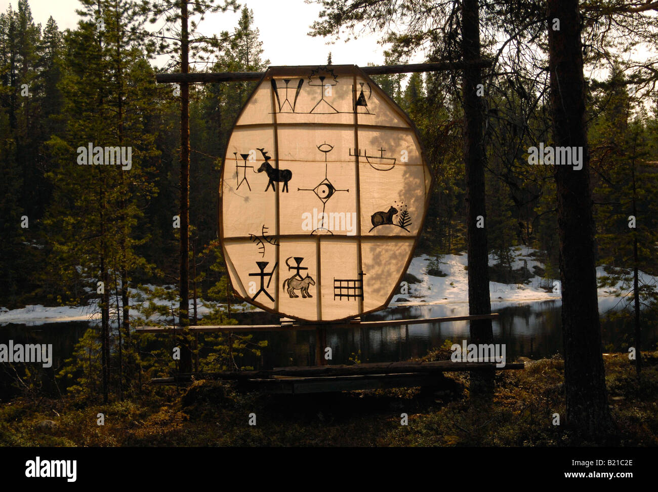 Traditionelle samische Kunst am Kulturzentrum Sami in Nordschweden angezeigt. Stockfoto