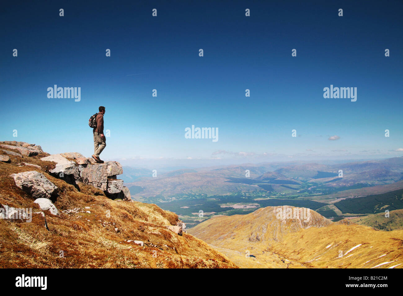 Mann stand an der Spitze des Berges in der Ansicht Stockfoto