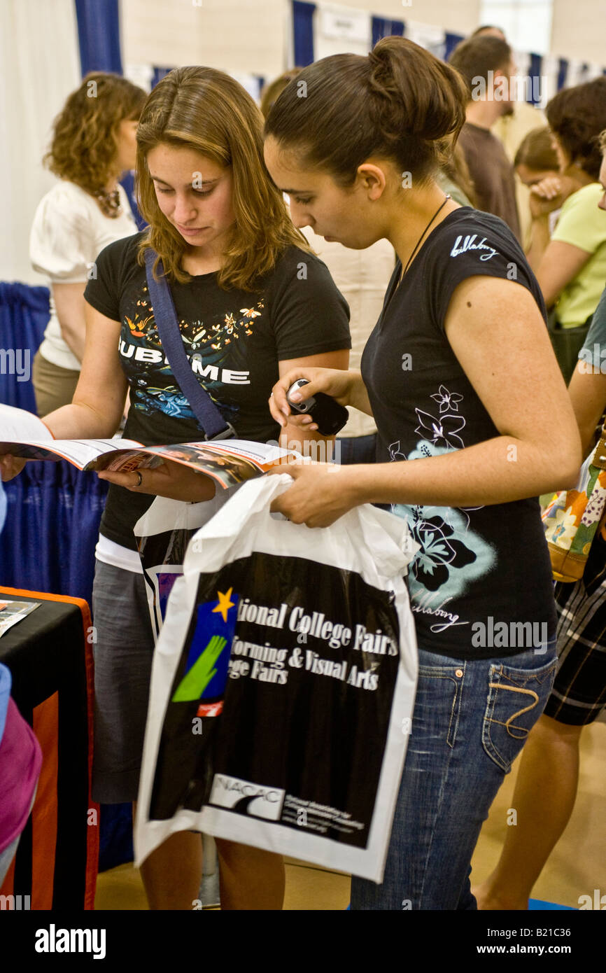 High School Mädchen lesen College Literatur an einem College Messe in Los Angeles Hinweis Tasche Stockfoto
