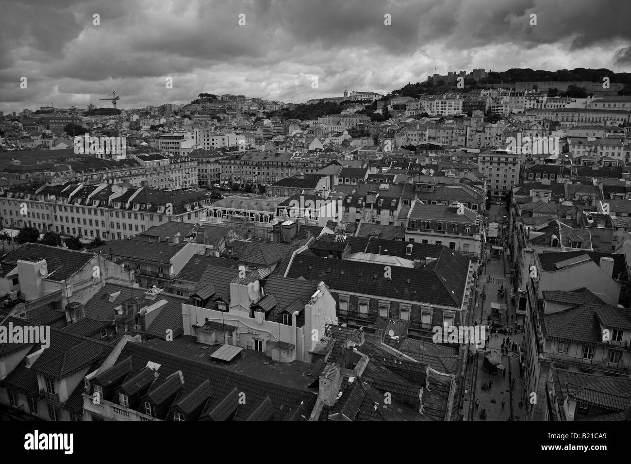 Ein Blick über Lissabon, Portugal an einem bewölkten Tag in schwarz / weiß Stockfoto