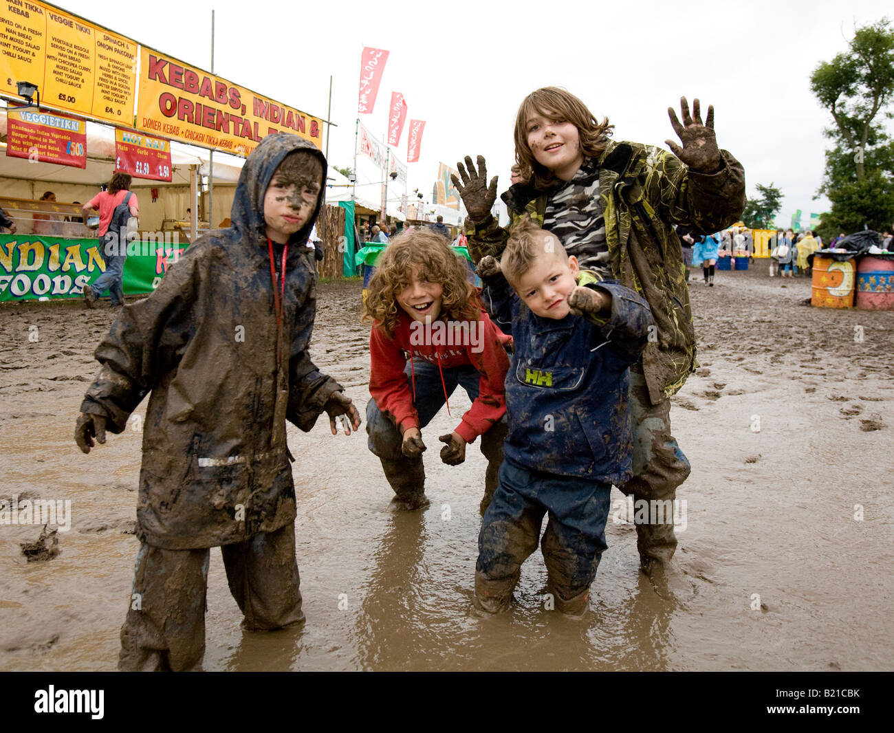 Kinder spielen im Schlamm Glastonbury Festival Somerset UK Europe Stockfoto