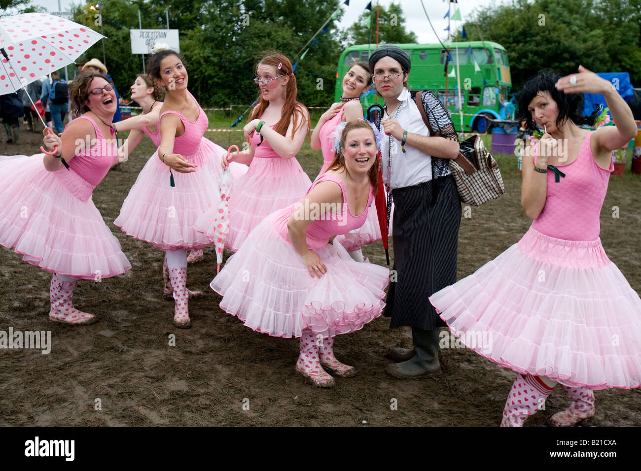 Tanzen rosa Feen bei Glastonbury Festival Pilton Somerest UK Europe Stockfoto