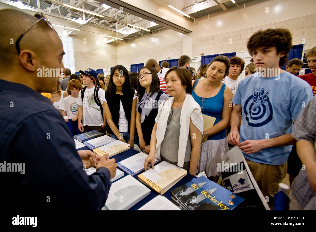 Vertreter von der University of California in Berkeley beraten Schülerinnen und Schüler und ihre Eltern am College Messe in LA Stockfoto