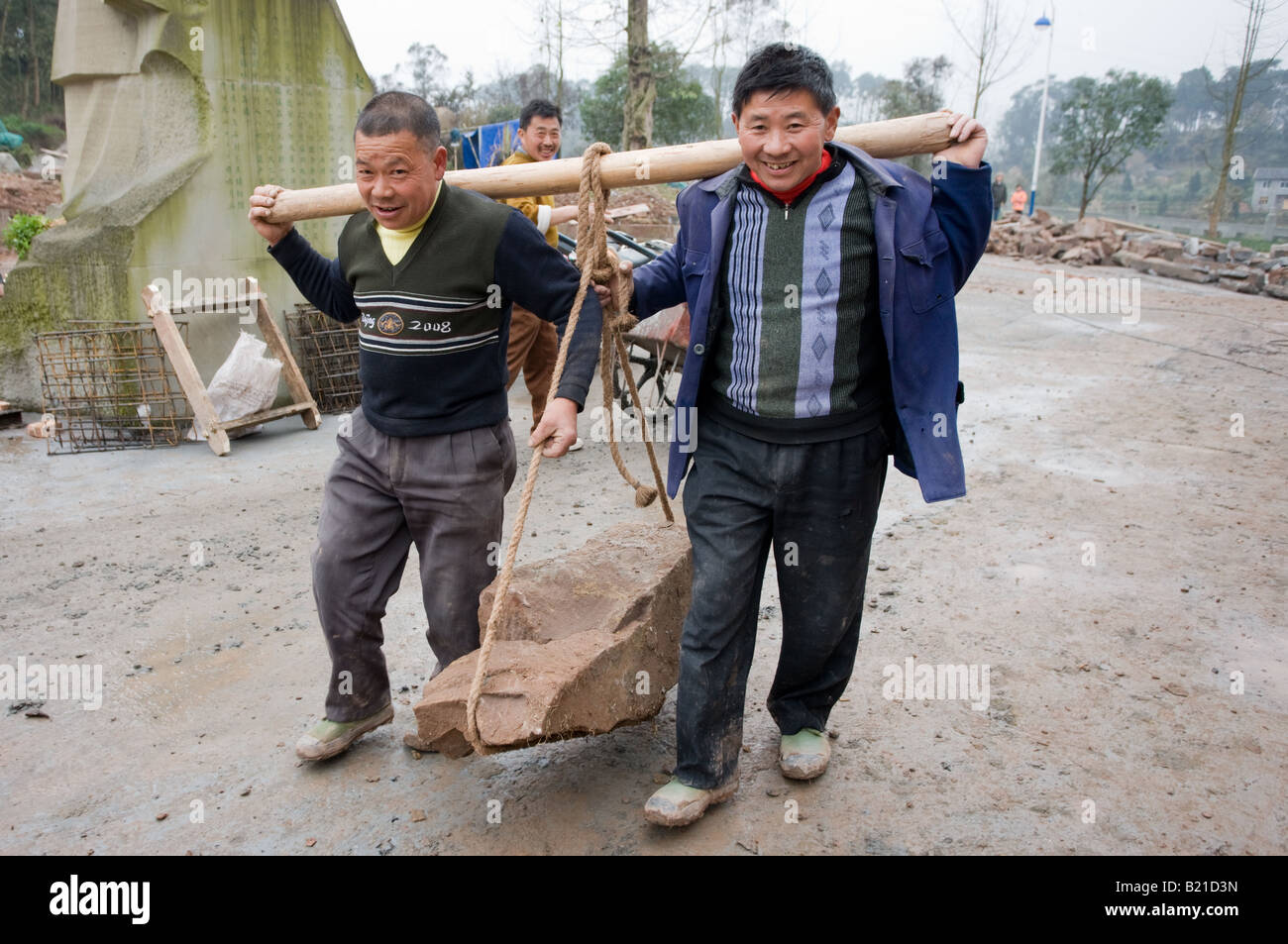 Männer in Arbeit Gebäude neue touristische Zentrum Dazu Rock Carvings montieren Baoding Chongqing China Stockfoto