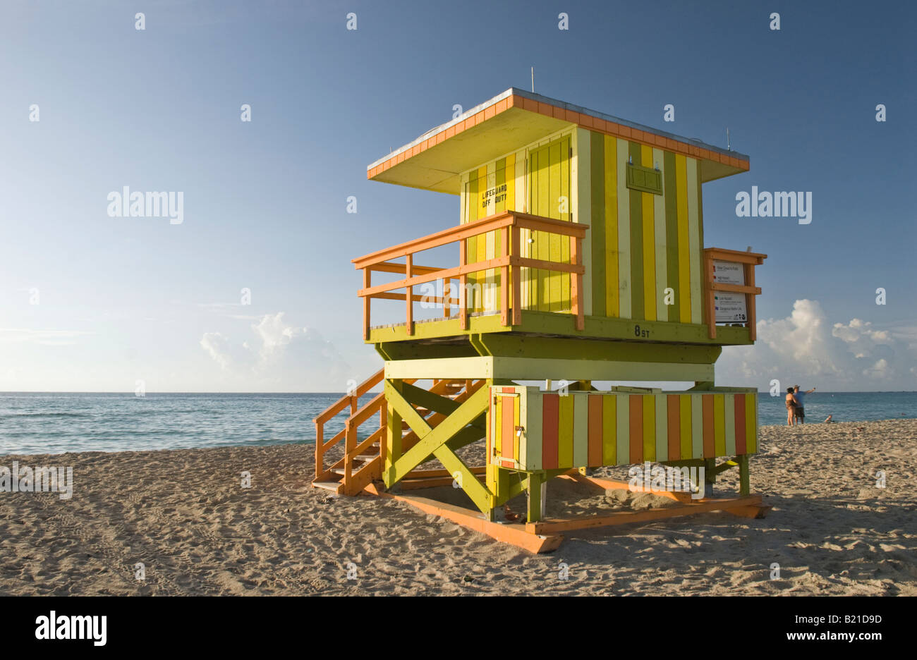 Gestreifte Rettungsschwimmer-Hütte am Miami Beach Florida Stockfoto