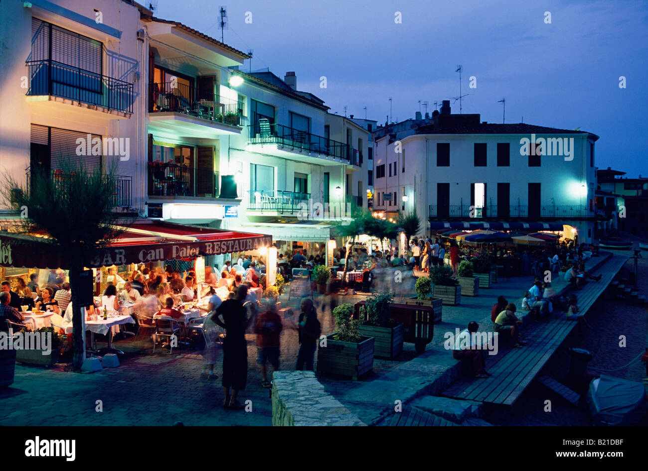 Restaurants am Hafenpromenade bei Nacht Calella de Palafrugell Costa Brava Catalonia Spanien Stockfoto