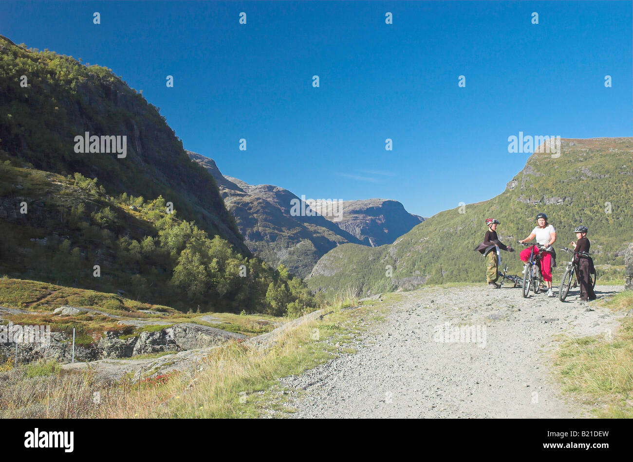 Zu Fuß in Richtung Flåm Myrdal, in der Nähe von Bahnhof von Flåm, Sognefjord, Norwegen Stockfoto
