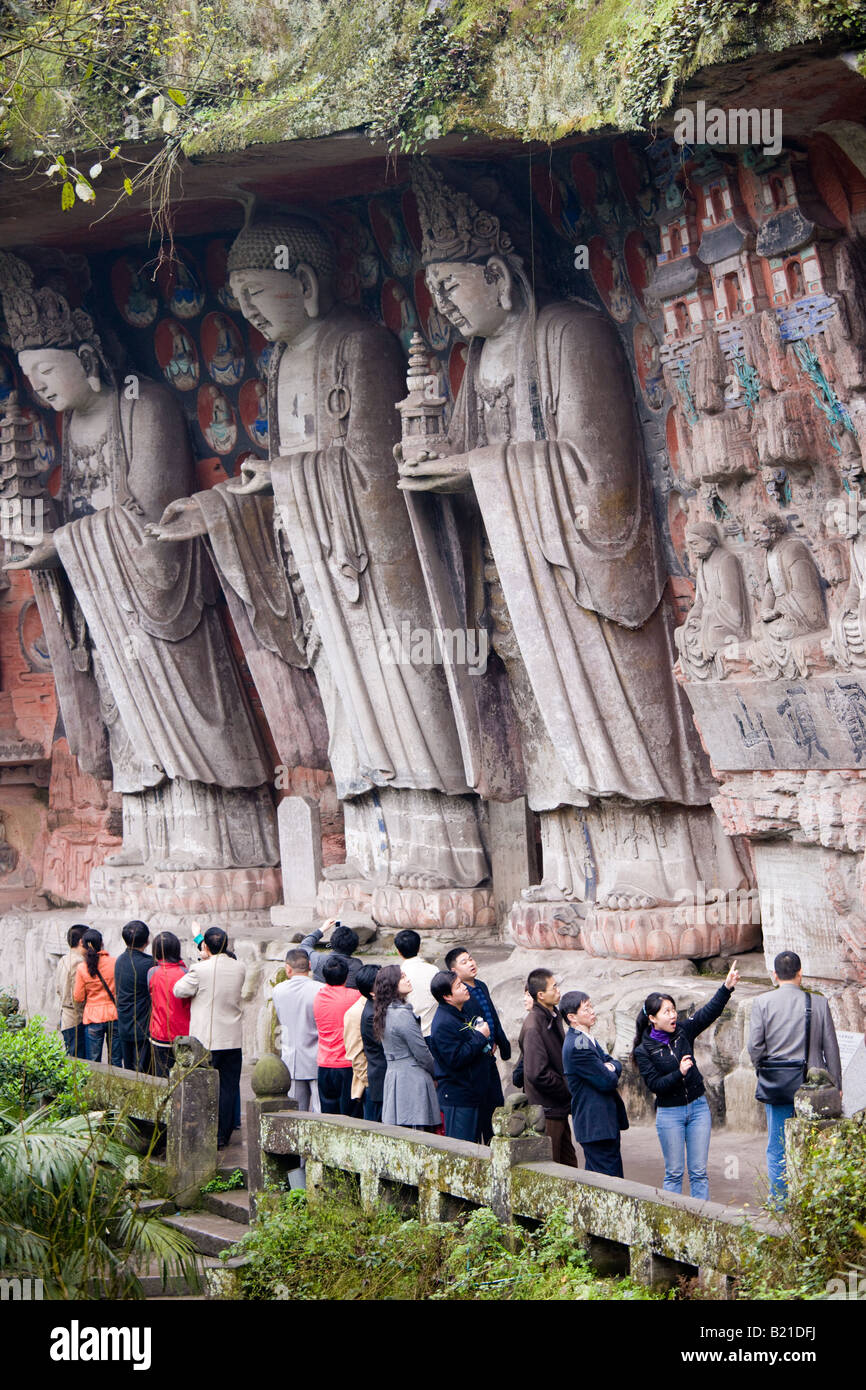 Touristen am Dazu rock Carvings der Buddha der großen Sonnenlicht Buddha der Barmherzigkeit am Berg Baoding China Stockfoto
