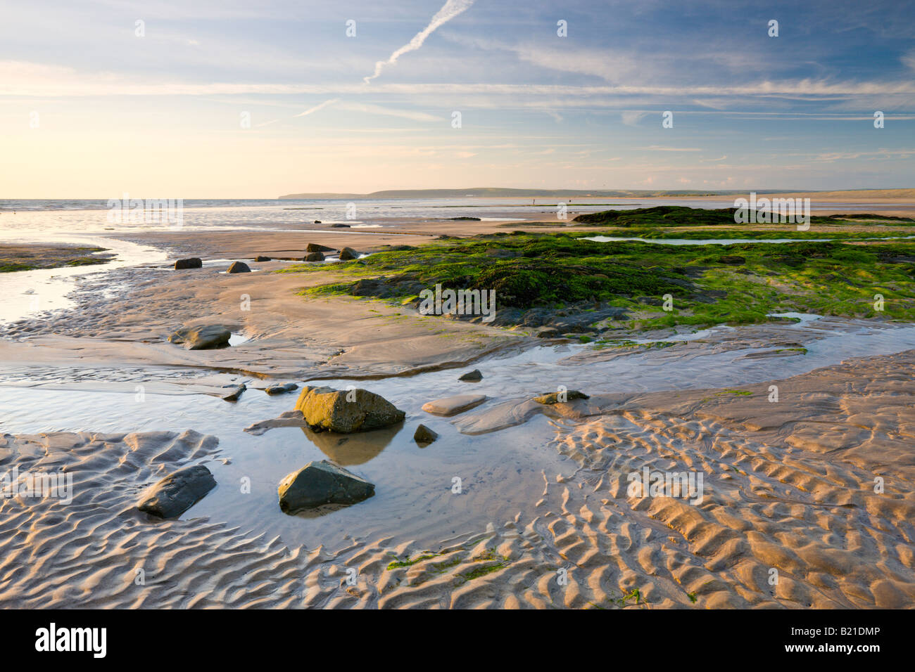 Ebbe am sandigen Strand von Westward Ho! Devon England Stockfoto