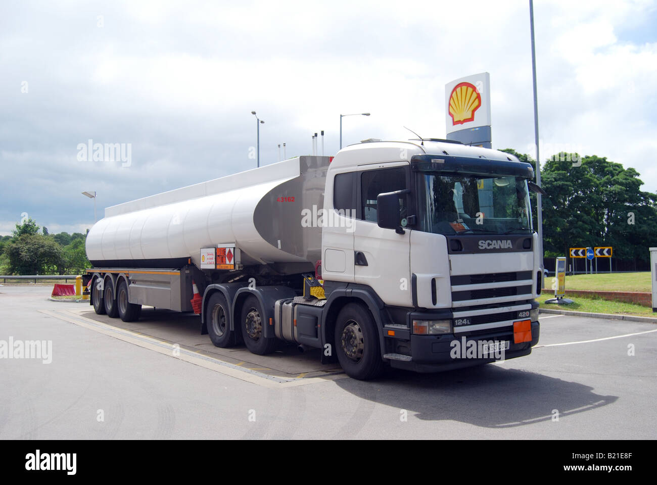 Shell-Tanker, Shell-Tankstelle, Nr.Hatfield, Hertfordshire, England, Vereinigtes Königreich Stockfoto