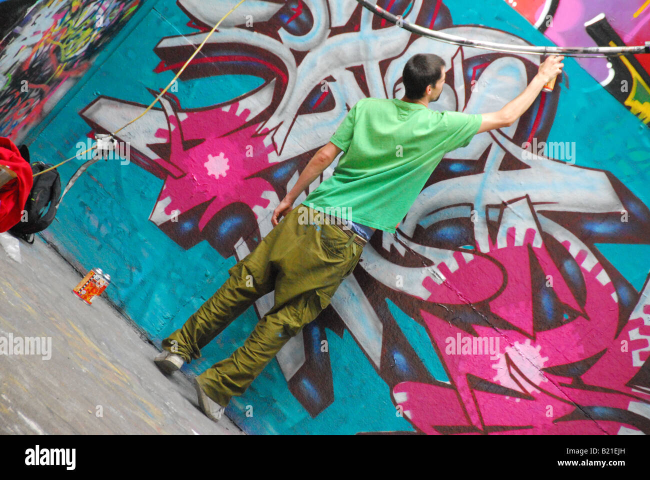 Graffiti-Künstler bei der Arbeit Stockfoto