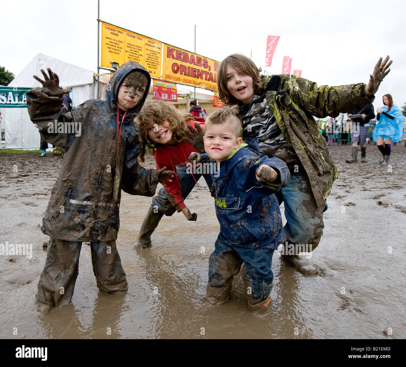Kinder spielen im Schlamm Glastonbury Festival Somerset UK Europe Stockfoto