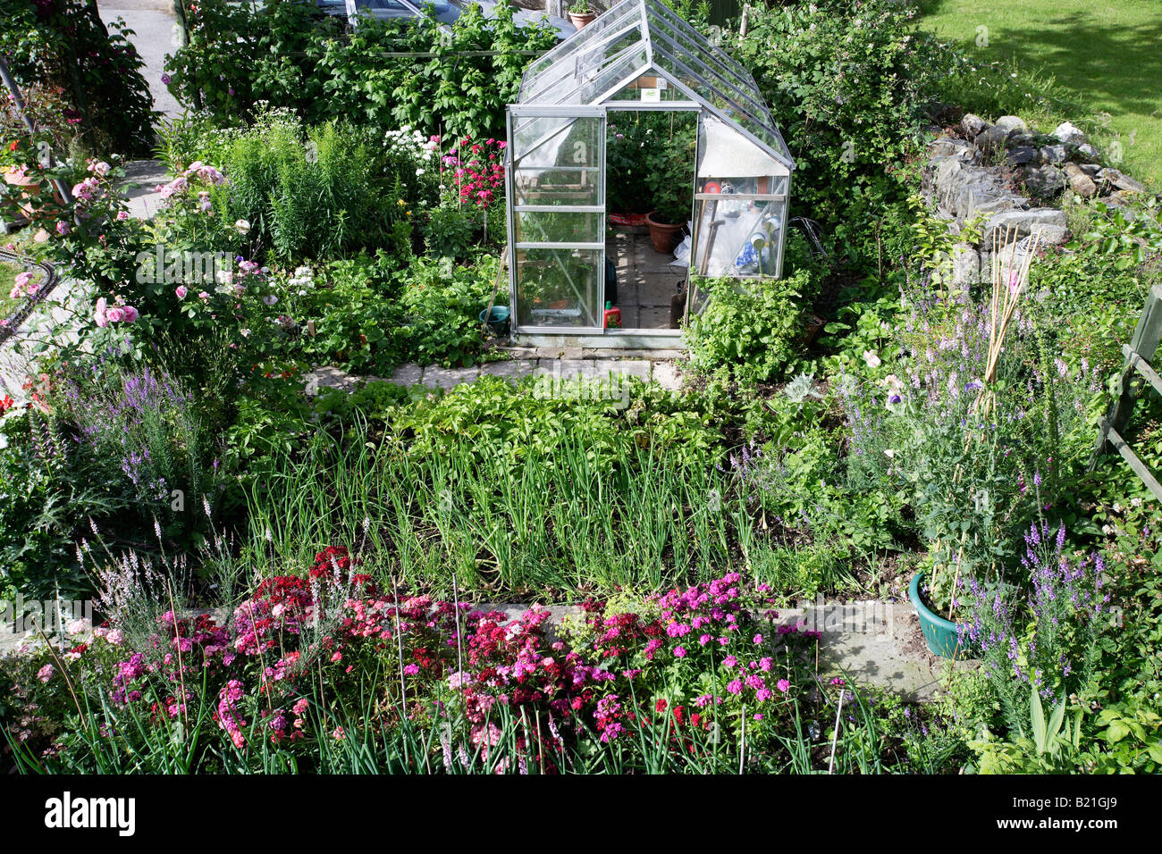 CottageGarten mit Gewächshaus Blumen und Gemüse Stockfotografie Alamy