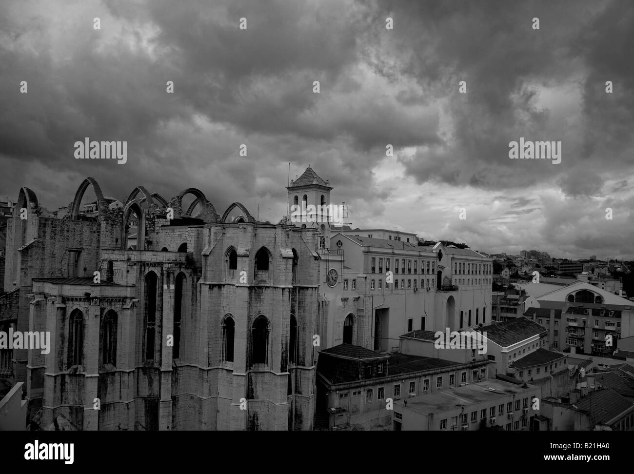 Ein Blick über Lissabon, Portugal an einem bewölkten Tag in schwarz / weiß Stockfoto