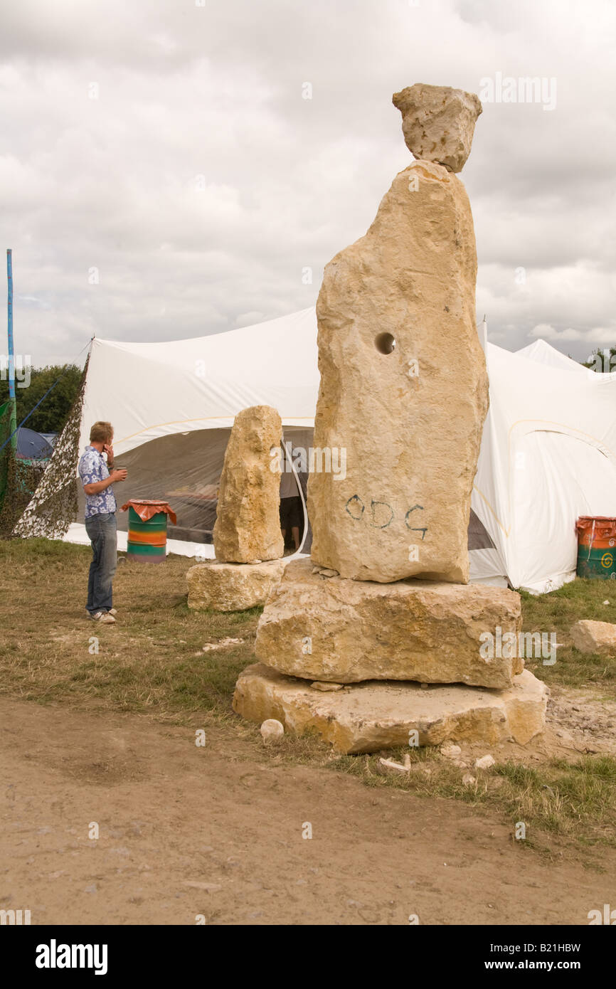 Stein-Monolith, grüne Feldern Marktbereich, Glastonbury Festival 2008 Stockfoto