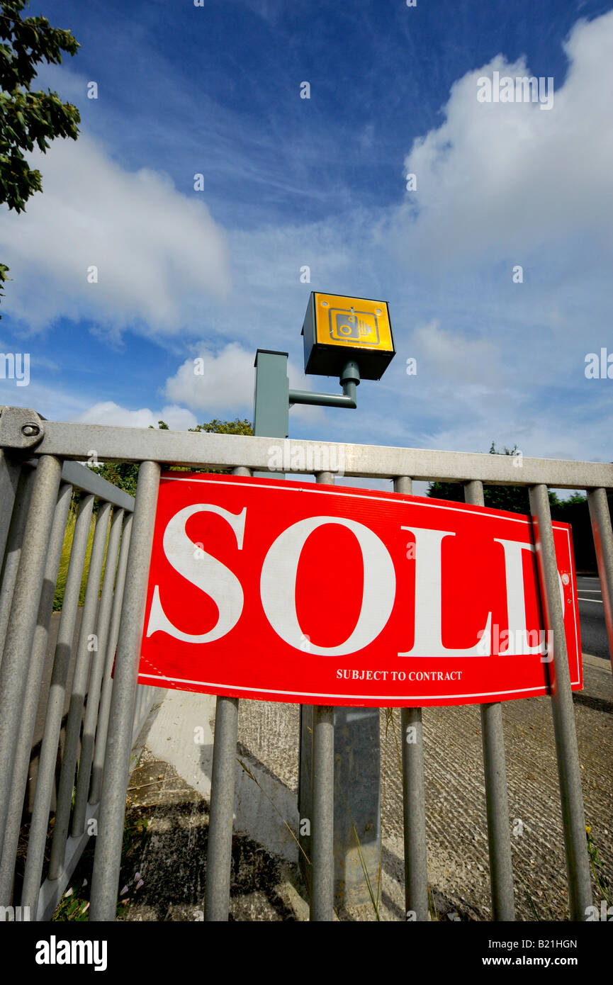 Ein unbeschwerter Streich: Ein Immobilienmakler verkaufte Karton und setzte eine Gatso-Sicherheitskamera in Worthing, West Sussex, Großbritannien, an Stockfoto