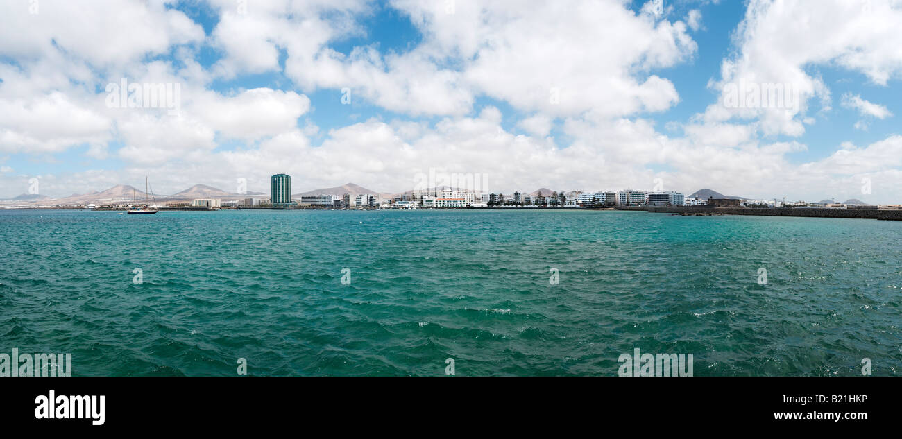 Panoramablick auf der südlichen Küste von Lanzarote und der Stadt Arrecife Stockfoto