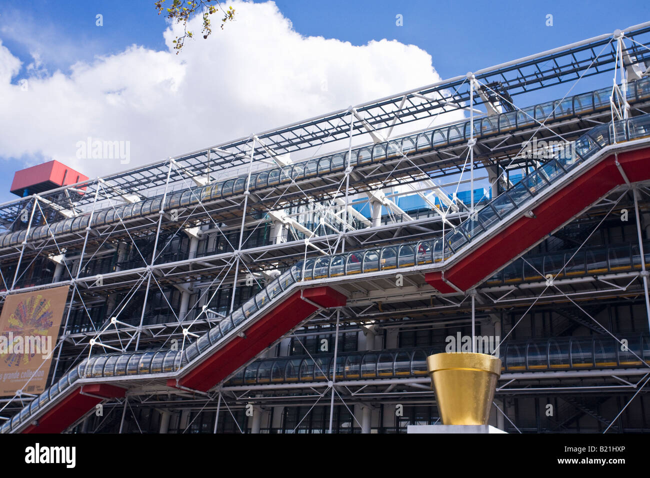 Pompidou Zentrum Galerie Museum für moderne Kunst in der Frühlingssonne mit Studenten und Besucher tagsüber außen Paris Frankreich Europa EU Stockfoto