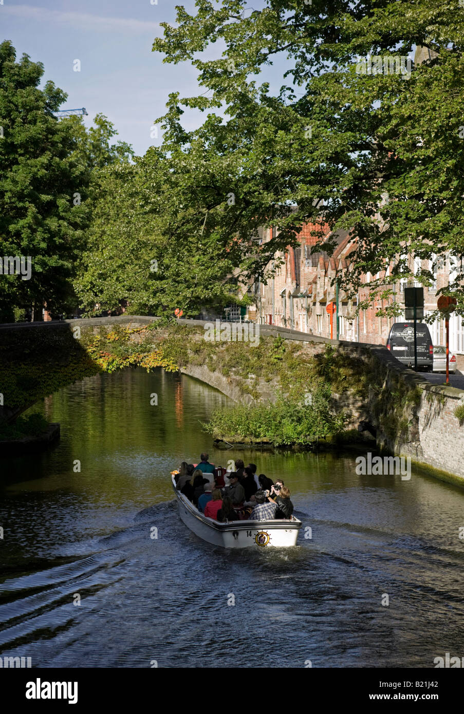 Sightseeing-Touristen in Kanalboot, Brügge, Brügge, Flandern, Belgien, Europa Stockfoto