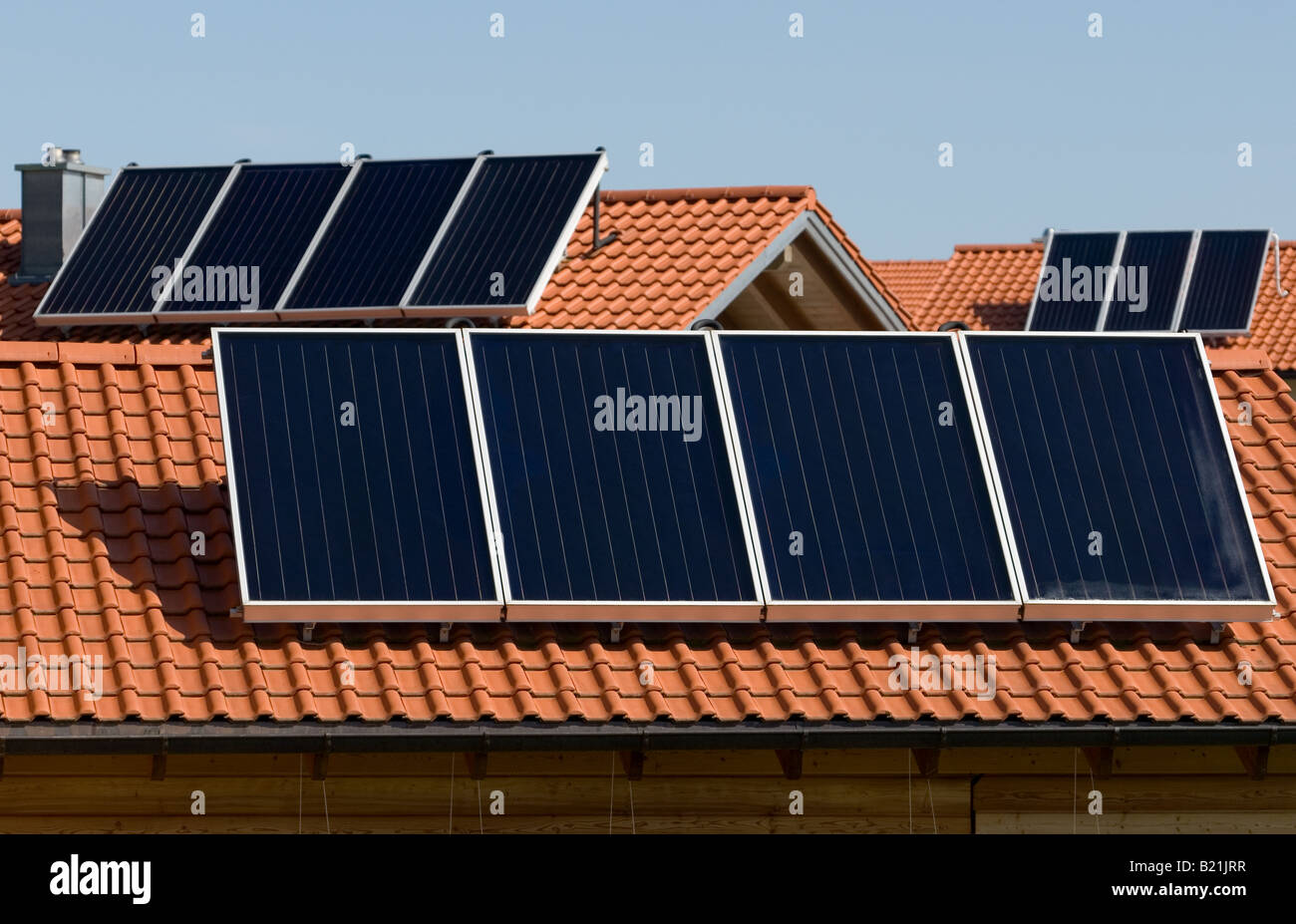 Solarbetriebene Häuser auf einer neu gebauten Wohnanlage im Dorf Holzhausen, Bayern, Deutschland. Stockfoto