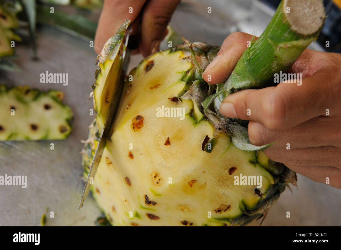 Schneiden Ananas, Schwein Insel (Koh Sukorn) Trang Provinz thailand Stockfoto