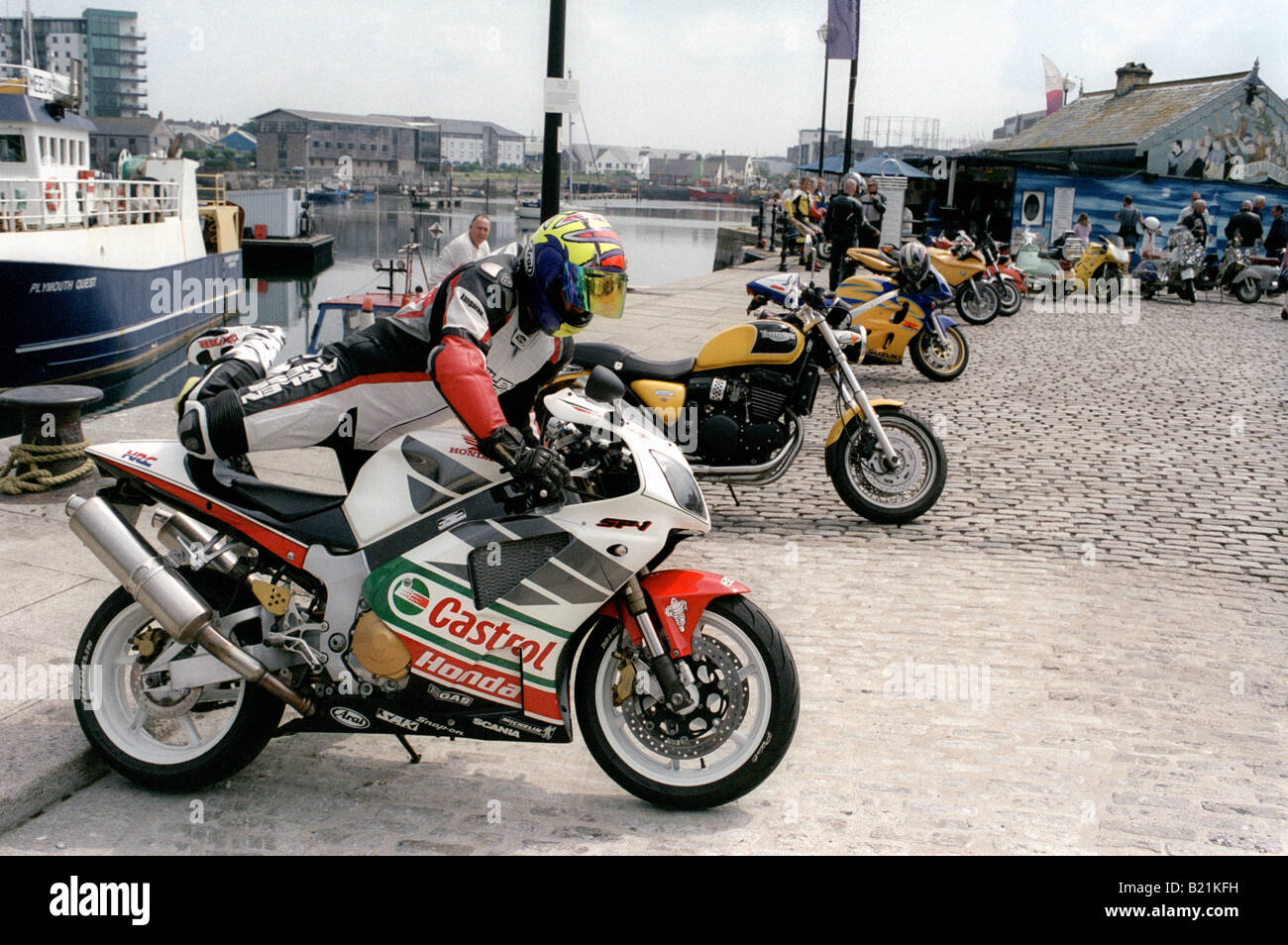 England Plymouth Barbican Treffpunkt Motorradfahrer immer auf seiner Honda SP1-Sport-bike Stockfoto