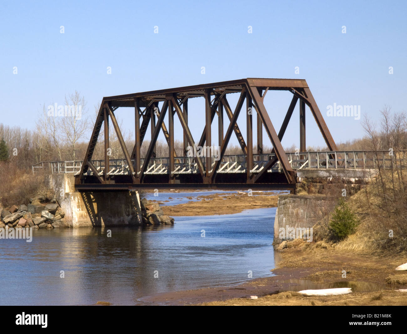 Stahl-Eisenbahnbrücke außerhalb Tatamagouche, Nova Scotia, Kanada. Nicht mehr in Gebrauch, ein Symbol einer vergangenen Epoche. Stockfoto