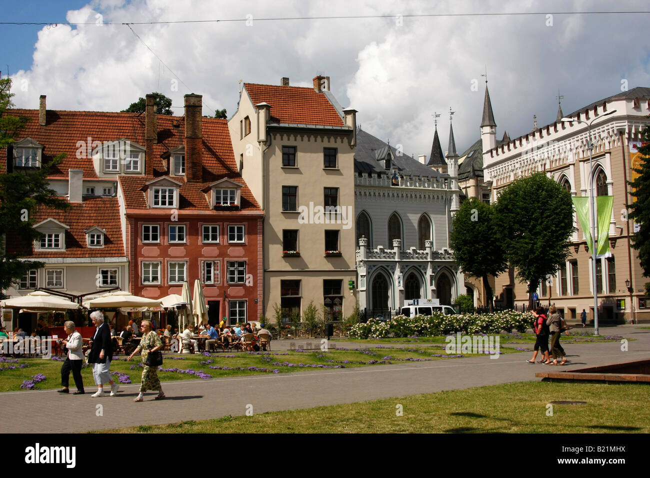Gildehäuser und Straßencafés in Rigas Altstadt Riga Lettland Baltikum Stockfoto