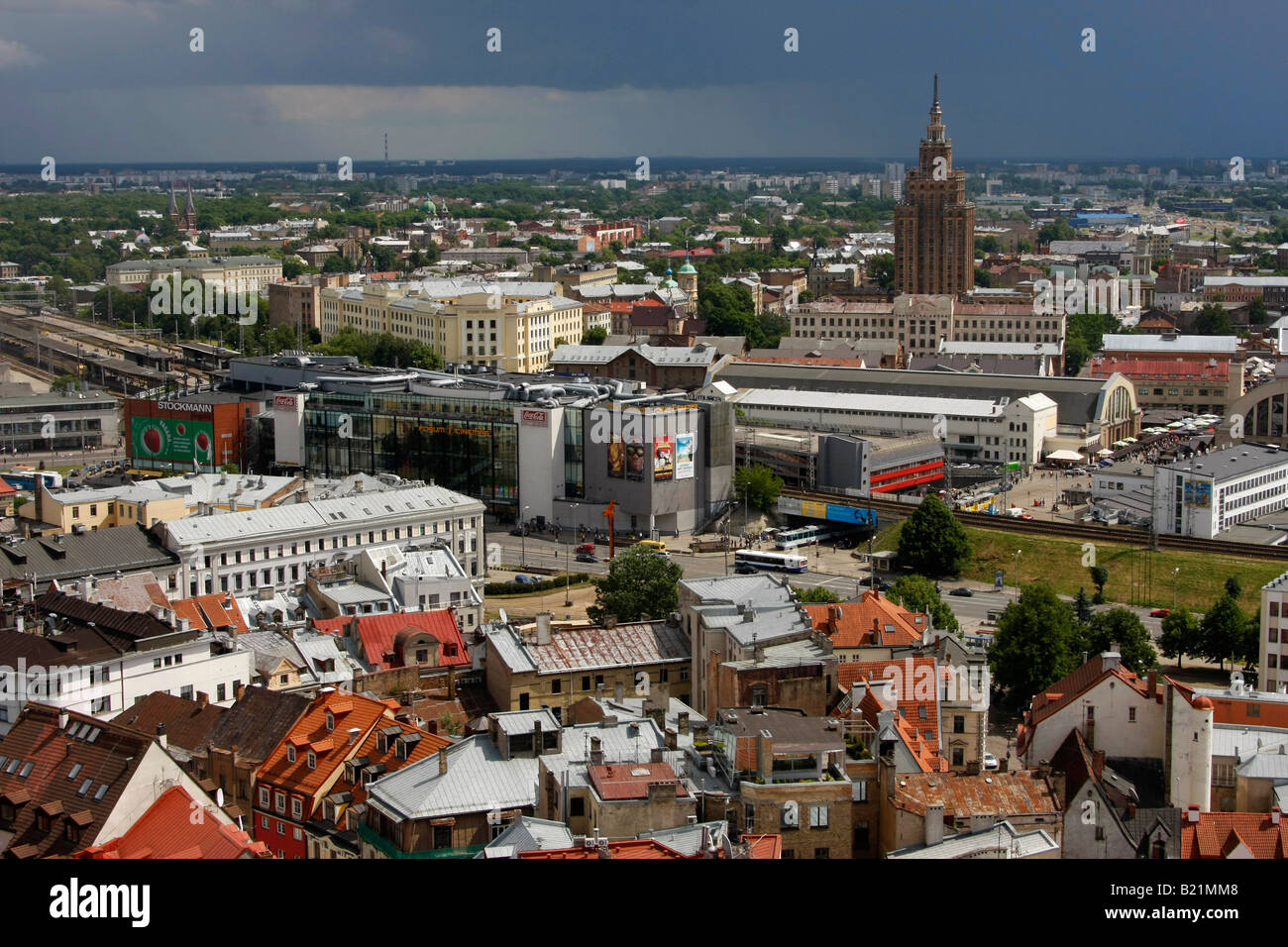 Vogelperspektive über Riga mit Einkaufszentren und der lettischen Akademie der Wissenschaften Spitzname Stalin s Geburtstagstorte Riga Lettland Stockfoto