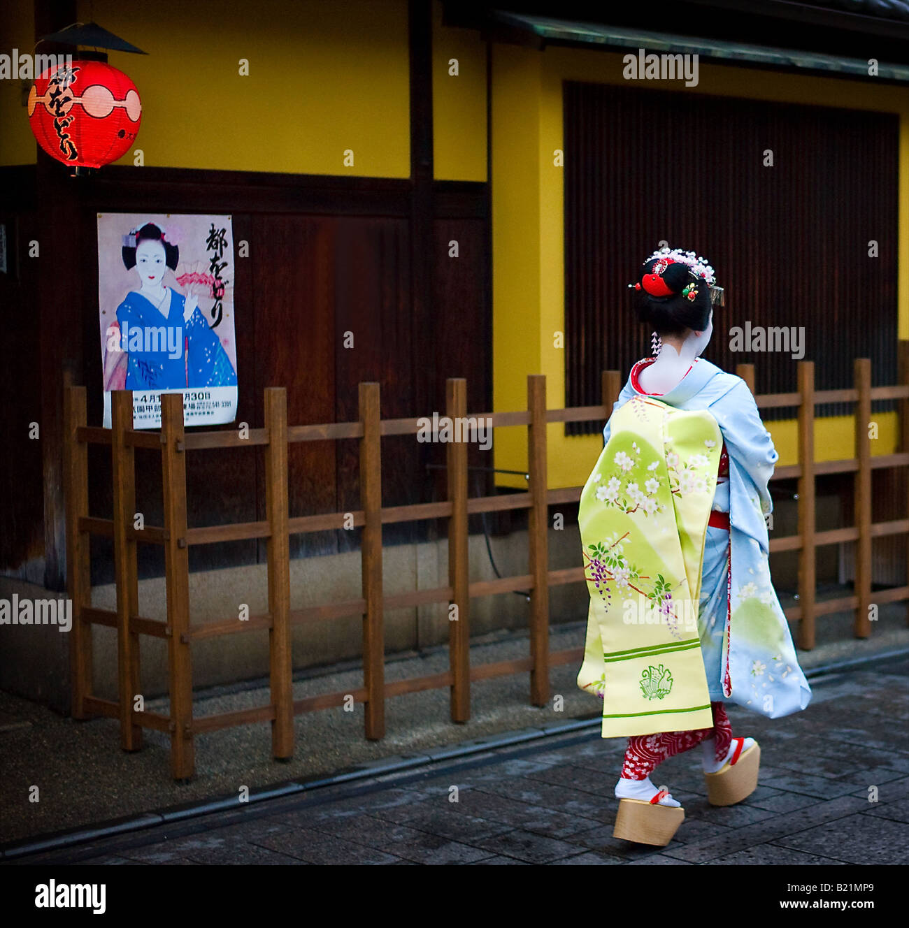 Geisha, die zu Fuß in den Straßen von Gion (Kyoto, Japan) Stockfoto
