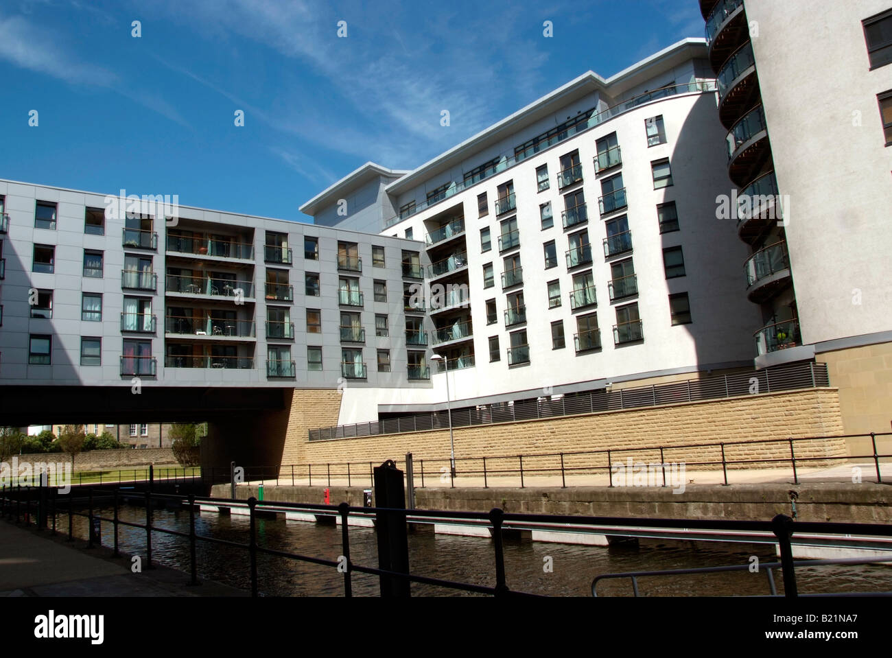 Clarence Dock umgeben von Mehrfamilienhäusern Stockfoto