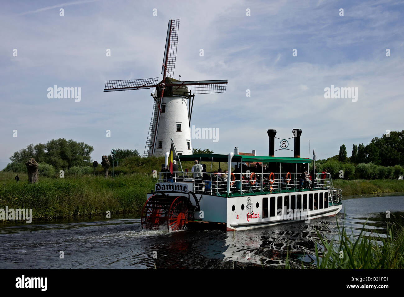 Raddampfer am Kanal und Schellmolen Windmühle Stockfoto